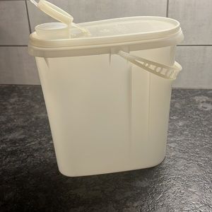 Vintage juice/drink container. With lid and handle. 64 Oz. This looks new or